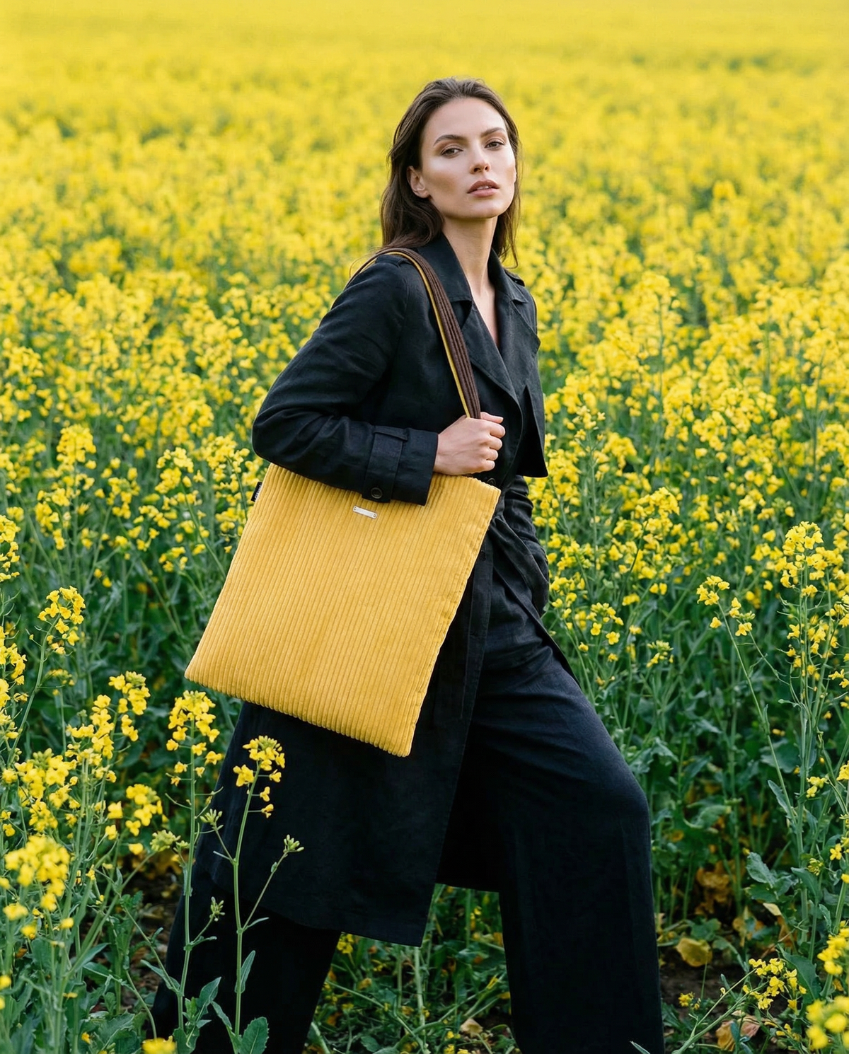 How to Style a Two-Tone Tote Bag for Everyday
